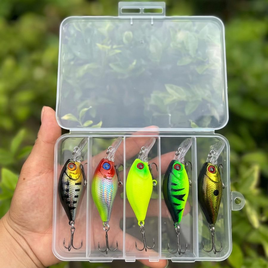 Kit Ziguinha aberto na mão, com as 5 iscas coloridas no estojo